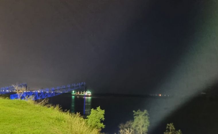 FOTO: Robaron los cables y el puente Rosario-Victoria no tiene luz: 