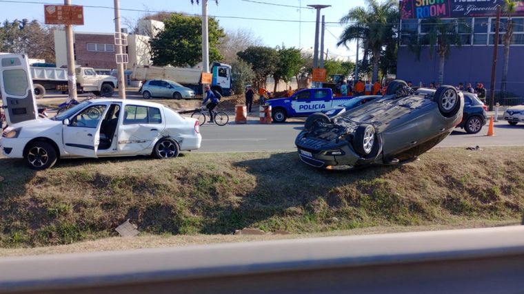 FOTO: Dos autos chocaron en la avenida La Voz del Interior en Córdoba.