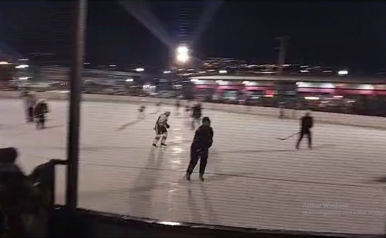FOTO: Hockey sobre hielo a 9 grados bajo cero en Ushuaia