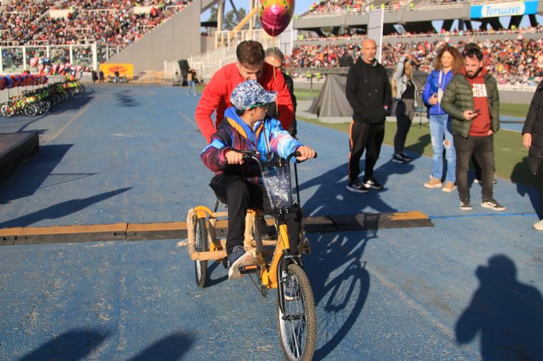 FOTO: La Fundación Jean Maggi entregó bicicletas a niños con discapacidad en el Kempes