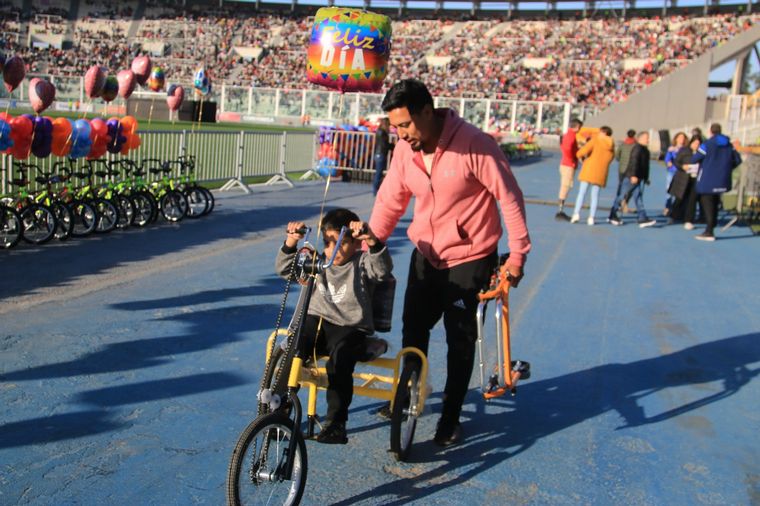 FOTO: La Fundación Jean Maggi entregó bicicletas a niños con discapacidad en el Kempes