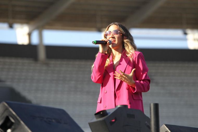 Jimena Barón hizo bailar al público del Kempes al ritmo de sus hits