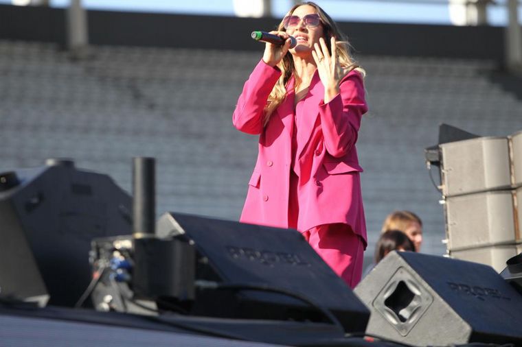 Jimena Barón hizo bailar al público del Kempes al ritmo de sus hits