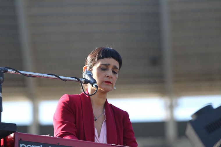 Julieta Venegas enamoró al público con su dulce voz.
