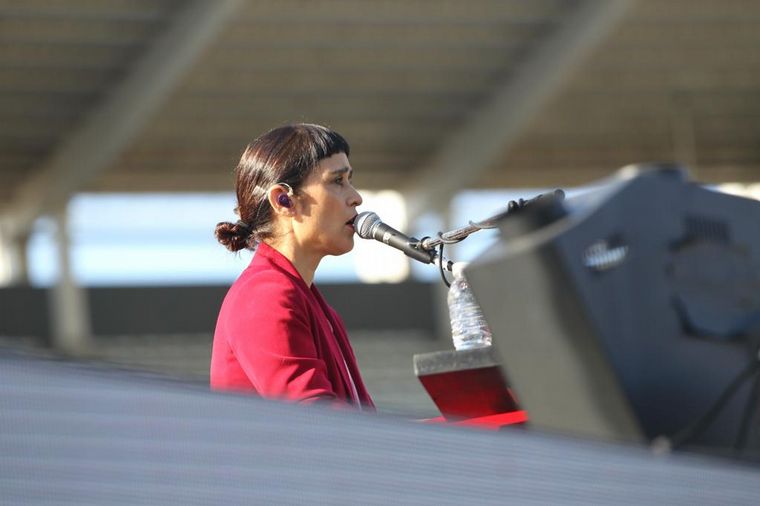 Julieta Venegas enamoró al público con su dulce voz.