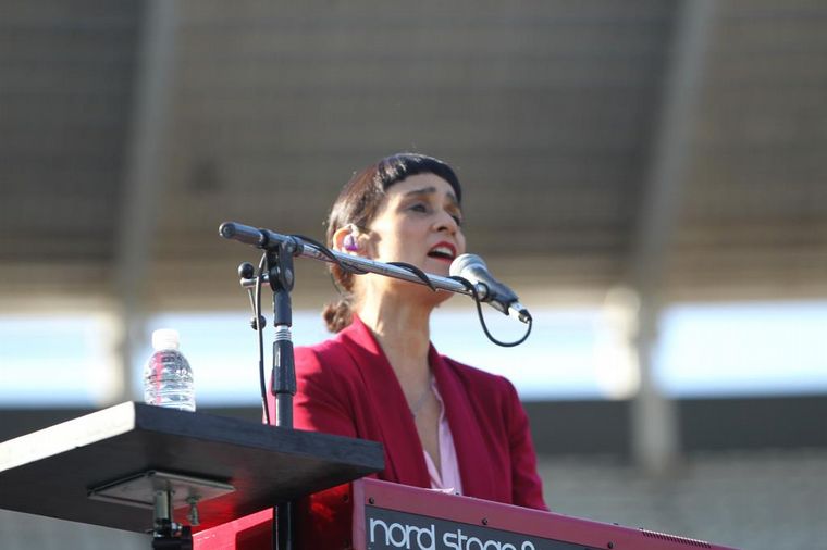 Julieta Venegas enamoró al público con su dulce voz.