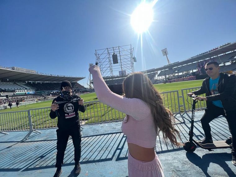Magui Olave, fresca y divertida le puso ritmo cuartetero al Kempes