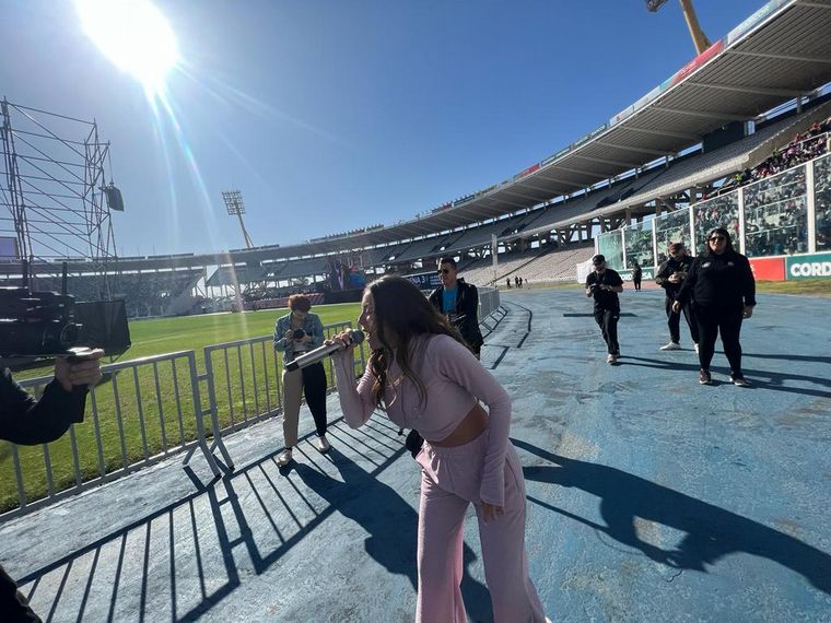 Magui Olave, fresca y divertida le puso ritmo cuartetero al Kempes