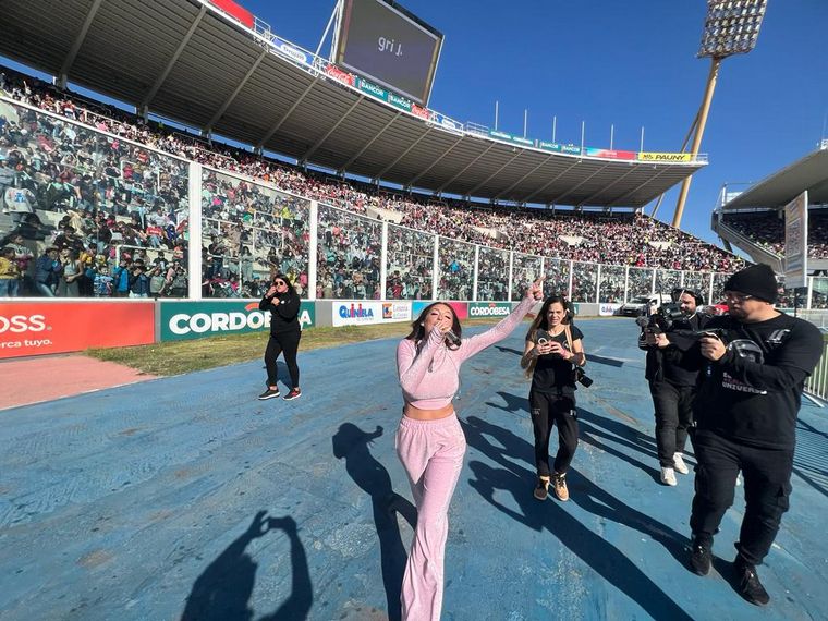 Magui Olave, fresca y divertida le puso ritmo cuartetero al Kempes