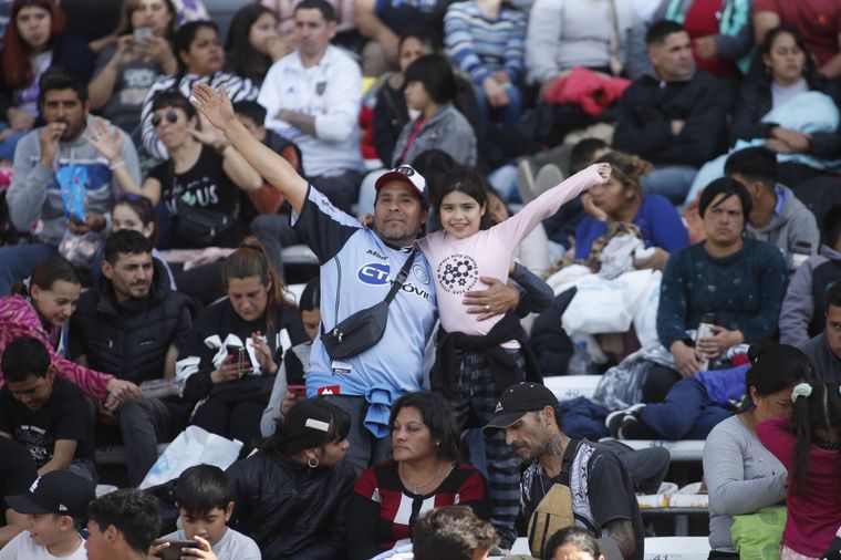El público festeja por la llegada de