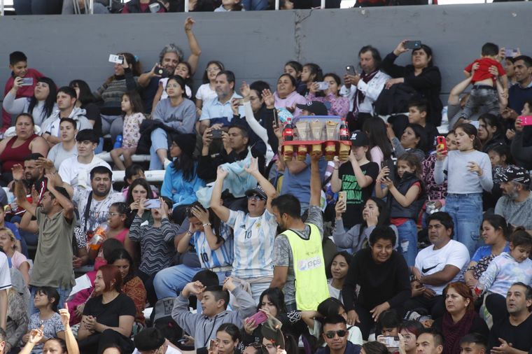 El público festeja por la llegada de