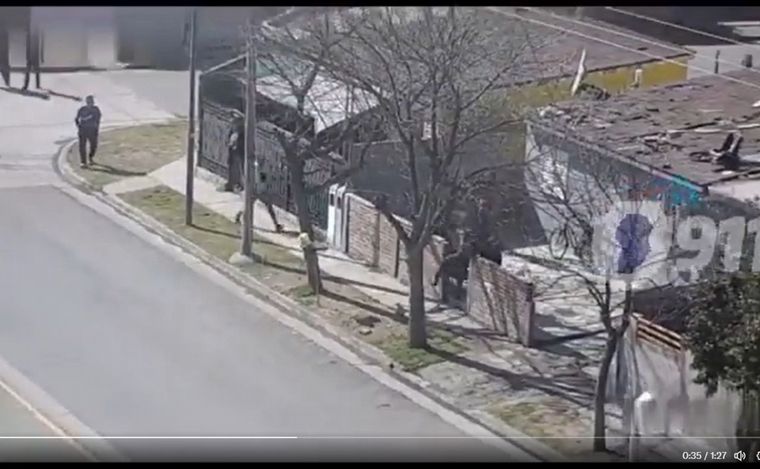 Los vecinos atacaron a la policía en barrio Ampliación Cabildo.