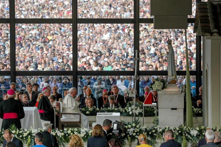 FOTO: El papa Francisco reza, junto a una multitud, a la Virgen de Fátima (Foto: EFE).  
