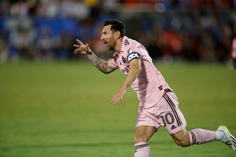 FOTO: Messi festeja su golazo de tiro libre para forzar los penales ante Dallas.