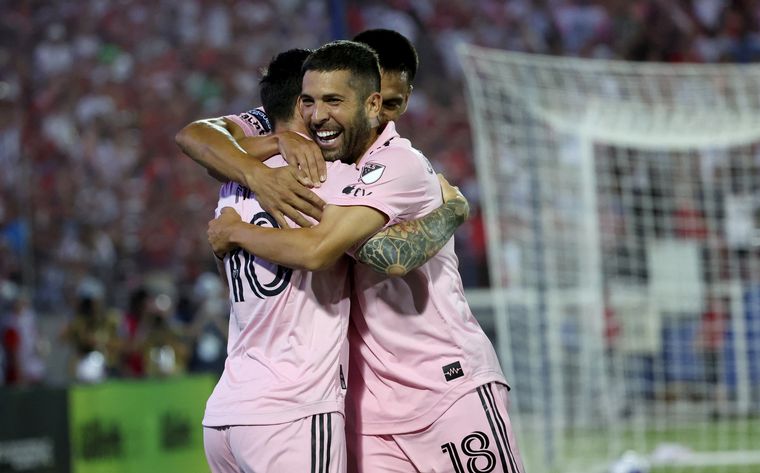 Las mejores postales de la actuación memorable de Messi ante Dallas