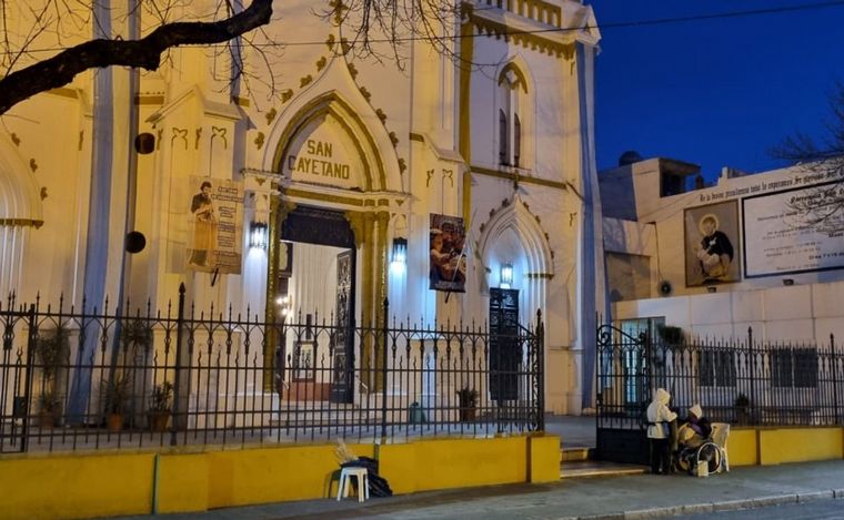 FOTO: La iglesia San Cayetano abrió sus puertas muy temprano para la llegada de los fieles.