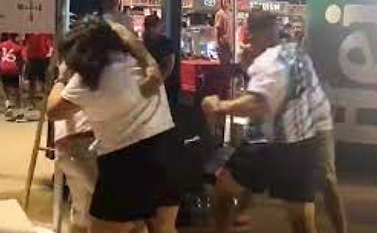 Un fanático de Messi terminó a las piñas con dos hinchas de Dallas