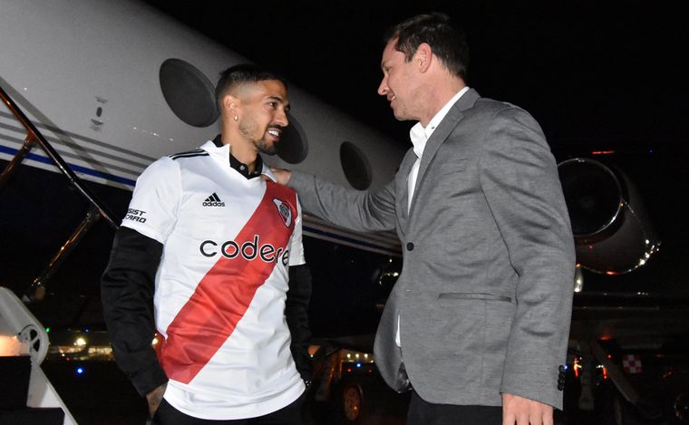 Lanzini llega al país, se prueba la camiseta de River y completa chequeo médico