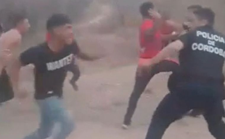 FOTO: Video: brutal pelea entre hinchas de San Lorenzo, Rivadavia y policías en Carlos Paz.