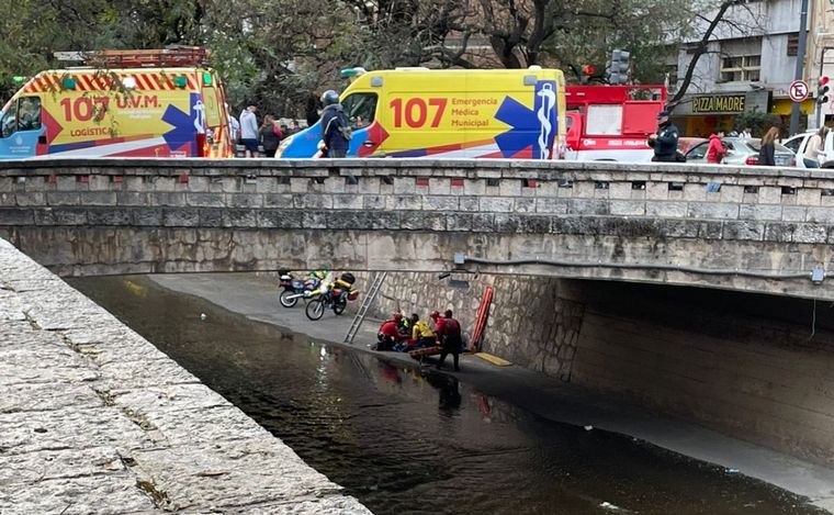 FOTO: Una mujer cayó a la Cañada en Córdoba y debió ser rescatada (Fotos: @ilideselene)
