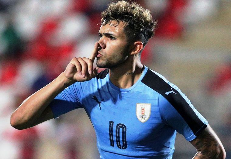 FOTO: Nicolas Schiappacasse, con la camiseta de la Selección. (Foto: El País Uruguay)