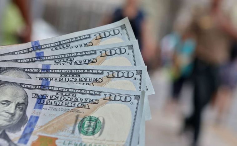 FOTO: El dólar blue inició la semana en alza.
