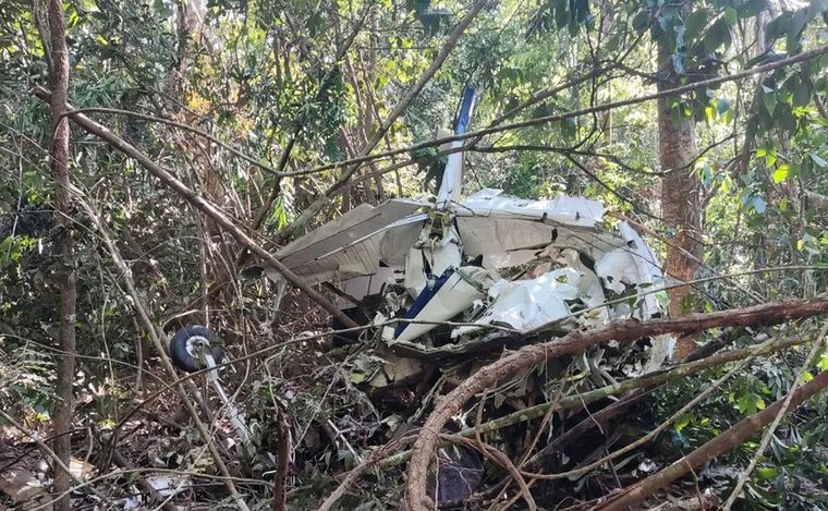 Así quedó el avión estrellado (Foto: gentileza Folha de Pernambuco)