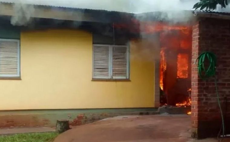 Las llamas consumieron la casa.