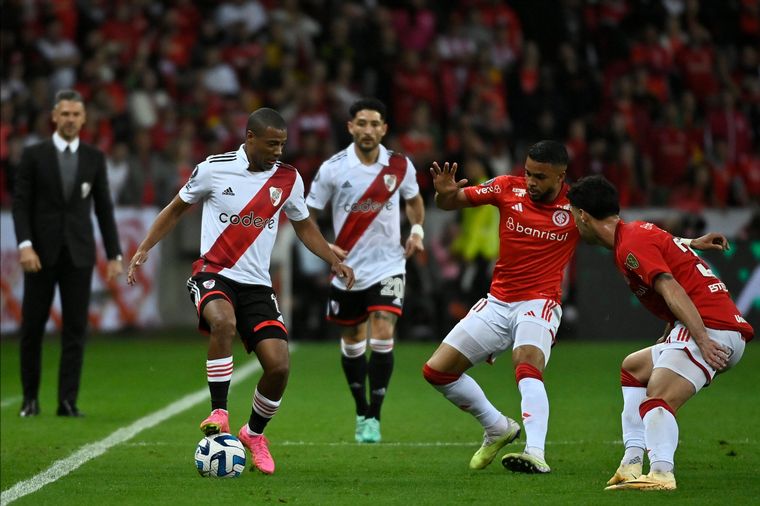 River enfrenta a Internacional en Porto Alegre. (Foto: CARP)