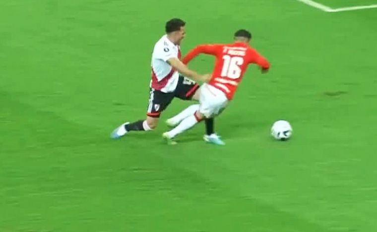 Fabricio Bustos cae en el área. (Foto: Captura transmisión)