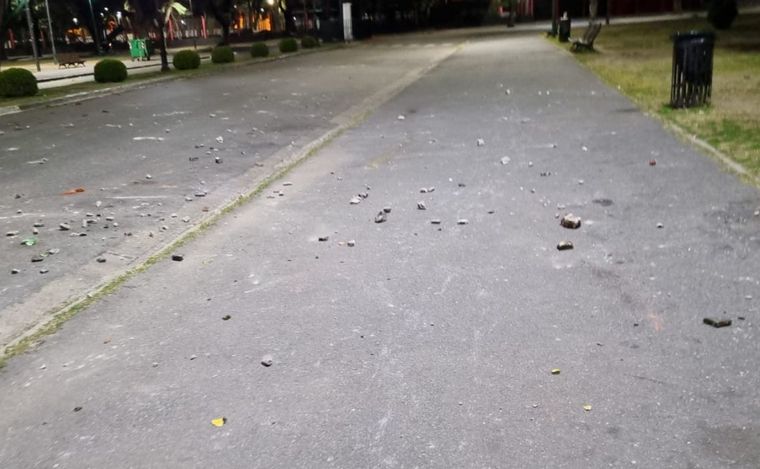 Cascotes en las adyacencias del Marcelo Bielsa: postal de una batalla campal.