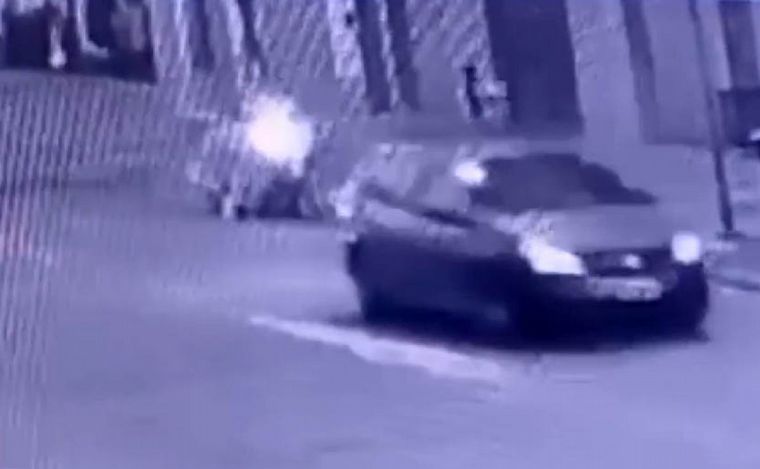 El momento en que atacaron a Morena para robarle. (Captura/NA)