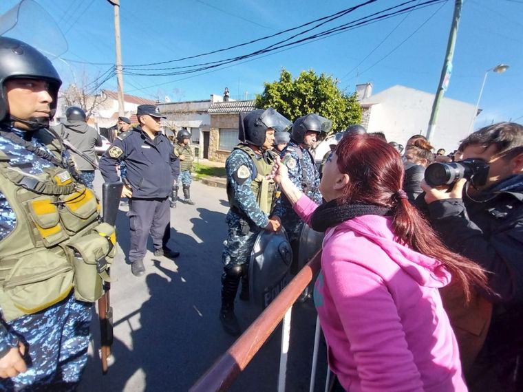 FOTO: Familiares y compañeros de Morena pidieron justicia frente a la comisaría.