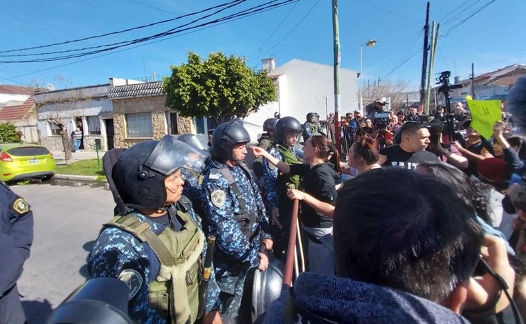FOTO: Tensión en la comisaría 5° de Villa Dálmine tras la muerte de Morena Domíguez.