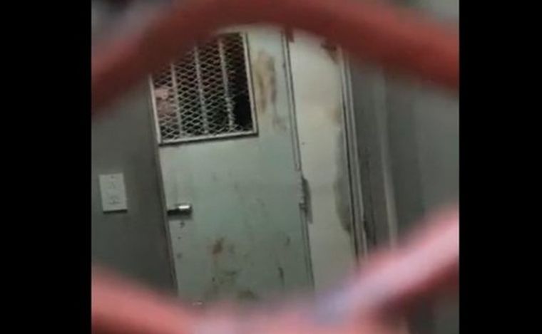 Así recibieron a los dos detenidos por el crimen de Morena en la comisaría.