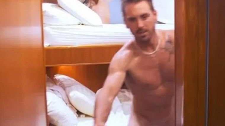 Luke Jones quiso aprovechar la borrachera de su compañera, pero lo echaron.