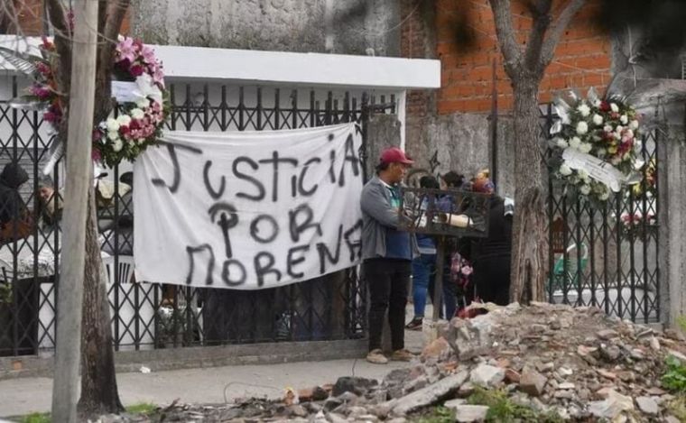 FOTO: Conmoción en Lanús por el crimen de Morena: último adiós de familiares y vecinos.