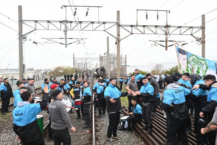 FOTO: Se reanudó el servicio tras el corte de vías que generó la bronca de los pasajeros. 