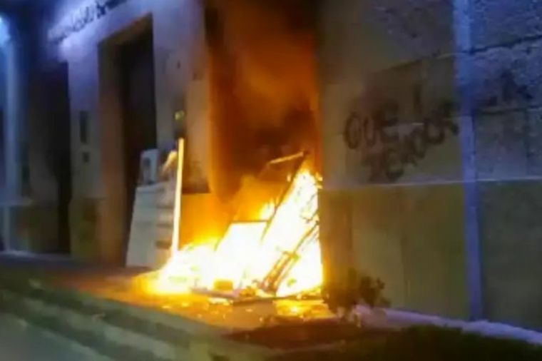 Manifestantes incendiaron la Municipalidad de Mar Del Plata.