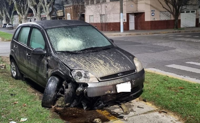 El Ford Fiesta quedó destruido arriba del cantero central.