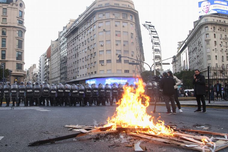 Protesta de las organizaciones Votamos Luchar y Rebelión Popular en el Obelisco