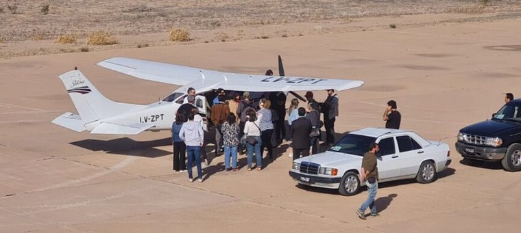 FOTO: Escena en La Rioja. Menem se baja del avión y sube a un Mercedes.