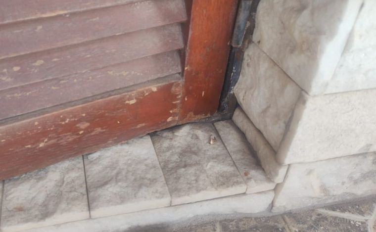 Balearon el frente de una comisaría en Córdoba.