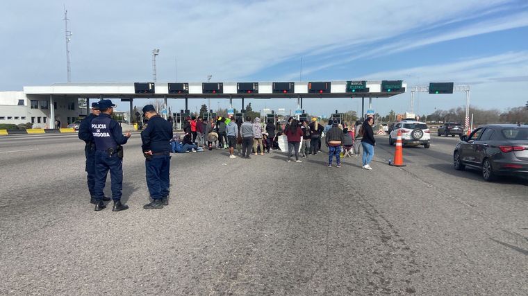 Corte en la ruta E-53: vecinos reclaman por falta de transporte en la zona
