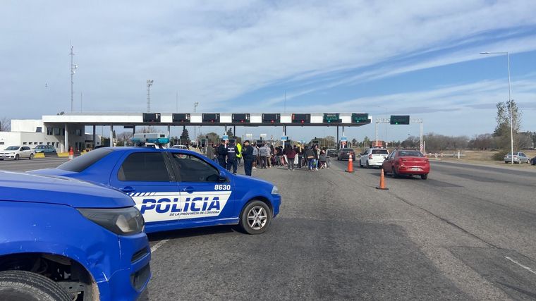 Corte en la ruta E-53: vecinos reclaman por falta de transporte en la zona