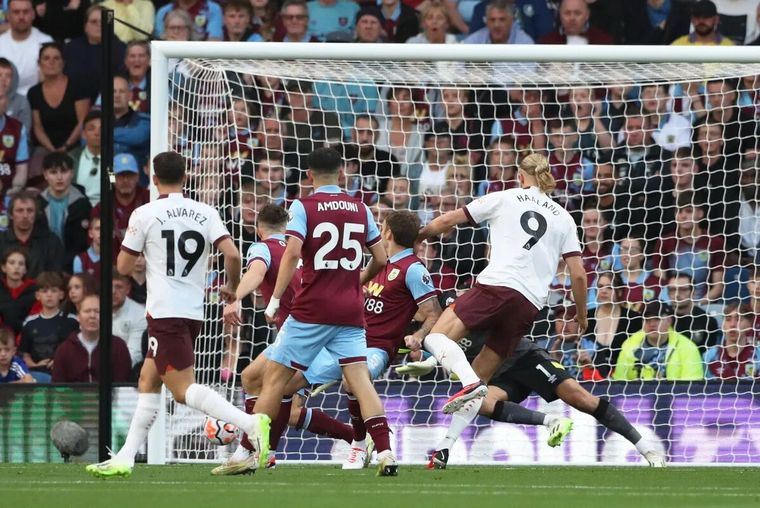 Julián y Haaland, la dupla de ataque del City. (Foto: premierleague.com)