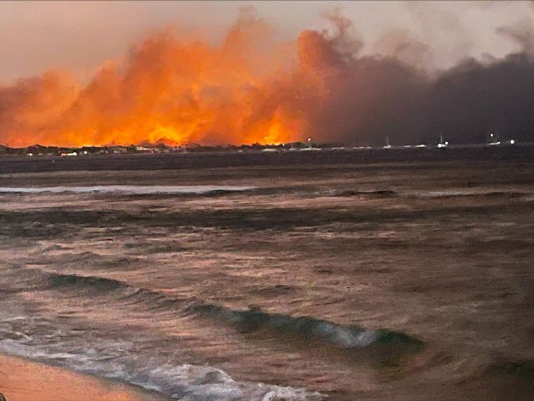 FOTO: Un feroz incendio en Hawái deja al menos 80 muertos.