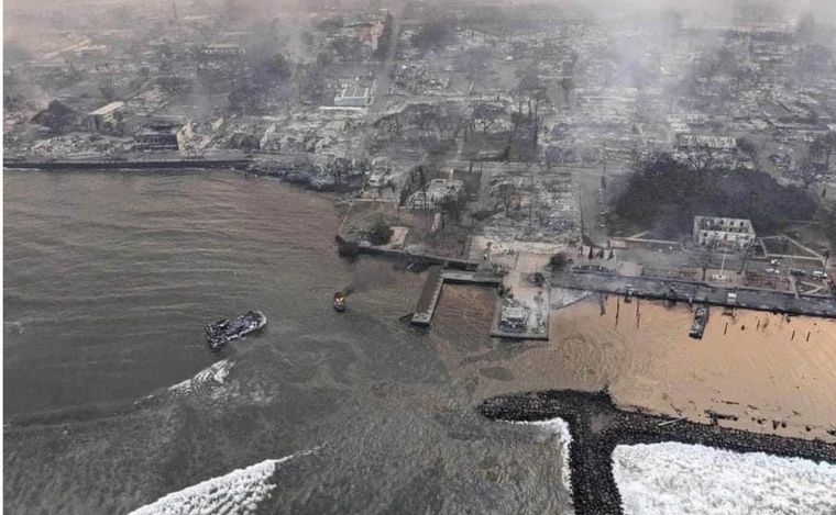 FOTO: Un feroz incendio en Hawái deja al menos 80 muertos.