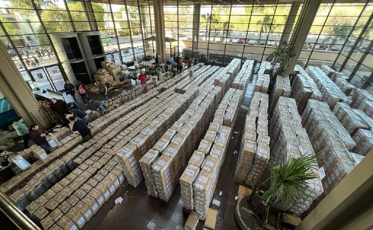 FOTO: Tribunales Federales prepara las urnas para las PASO. (Daniel Cáceres/Cadena 3)