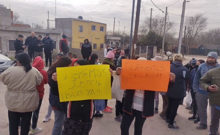 FOTO: Vecinos piden justicia por José Aguirre. (Foto: Fernando Barrionuevo/Cadena 3)